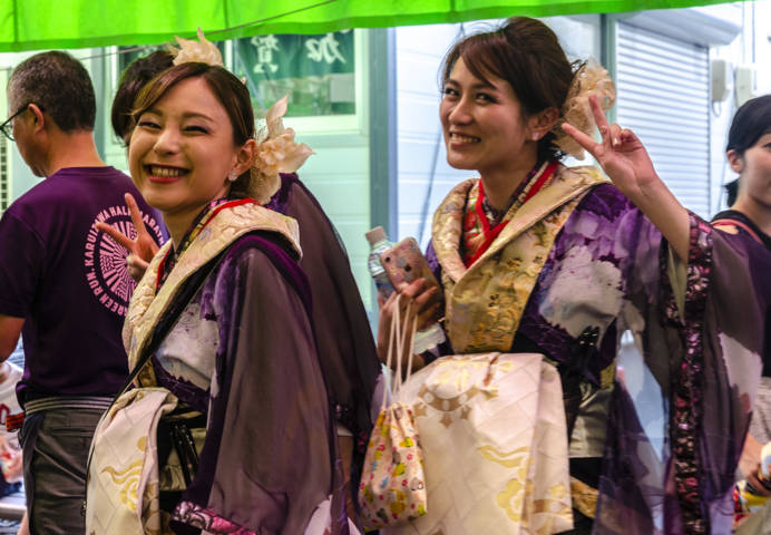 180 - Kanazawa - japonesas con traje tradicional